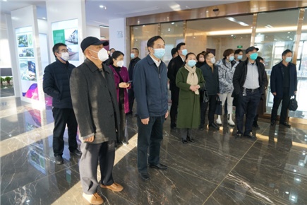 12月14日，張家界市政協(xié)黨組書(shū)記、主席歐陽(yáng)斌一行來(lái)到張家界高新區(qū)萬(wàn)眾實(shí)業(yè)集團(tuán)有限公司，宣講黨的二十大精神